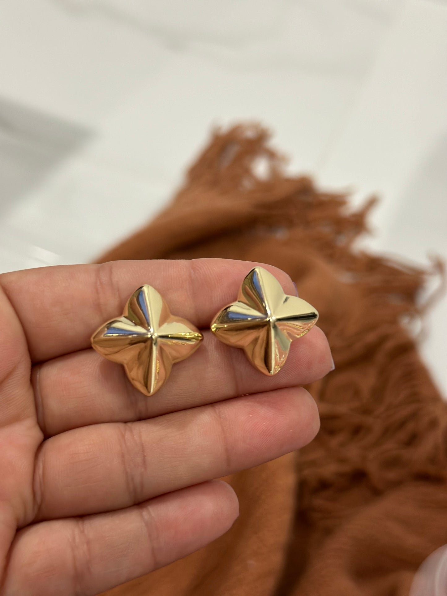 Clover ( stud earrings )