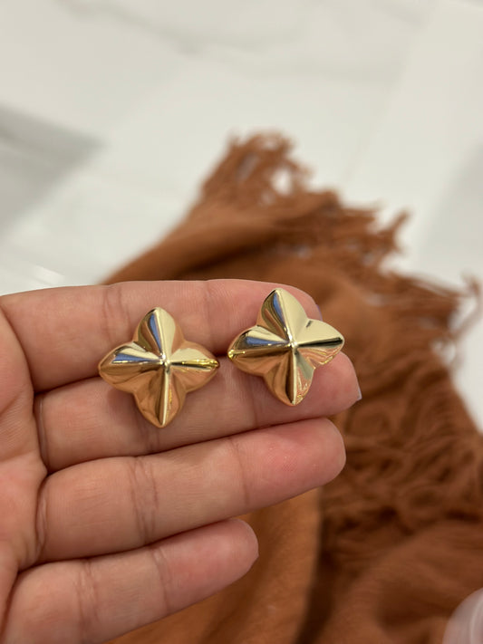 Clover ( stud earrings )