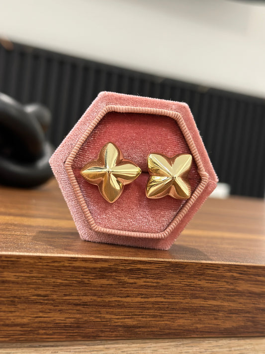 Clover ( stud earrings )